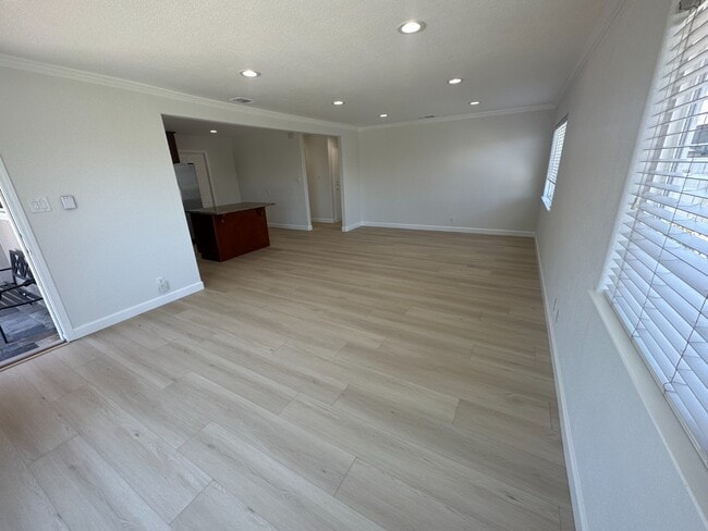 Building Photo - Bright 3BR Home with Central AC, Attached Garage & In-Unit Laundry in Fremont