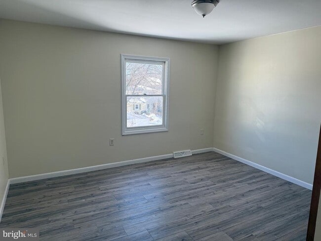 Building Photo - 425 Factory St