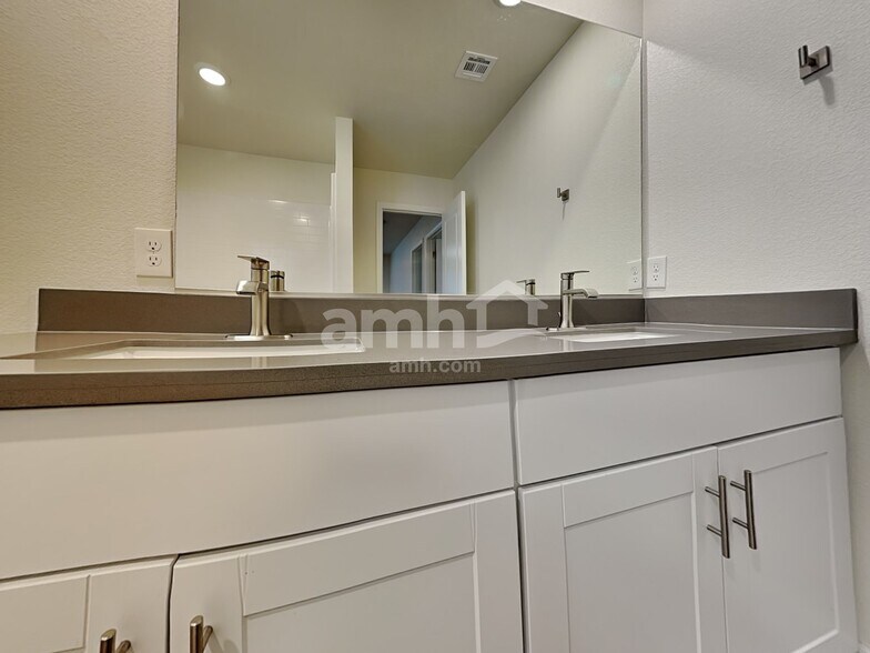 Building Photo - 1713 Viaggio Ave