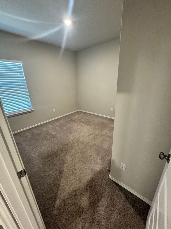 Building Photo - Move-In Ready Modern 4-Bedroom 2 Bath Home...