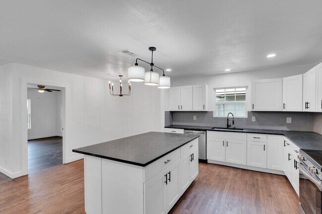 Building Photo - 6124 Sundown Dr