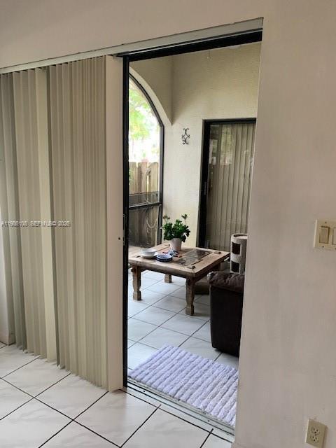 Building Photo - 513 Racquet Club Rd