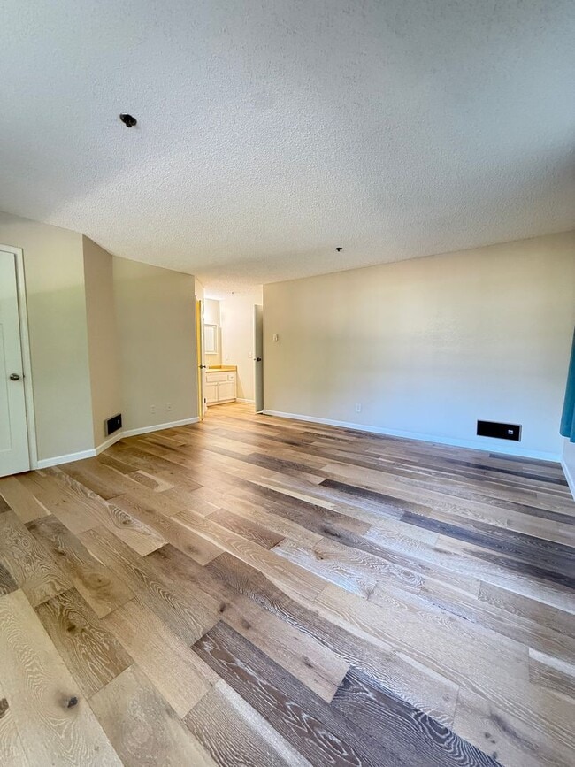 Building Photo - Well Maintained 2BD/2BTH Lynnwood Condo for Lease in Gated Community!