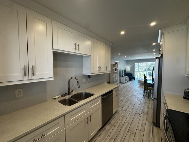 Building Photo - 708 S Tamiami Trl