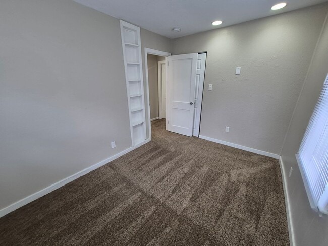 Building Photo - 2 bedroom home with 1+ car garage, pet friendly!