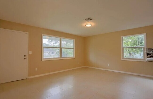 Building Photo - Home For Rent in St Petersburg!