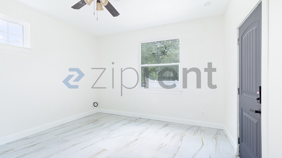 Building Photo - Unit