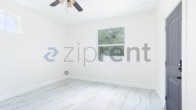 Building Photo - Unit