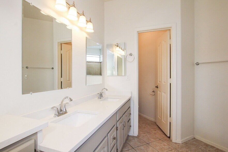 Building Photo - 1211 E Winter Dr