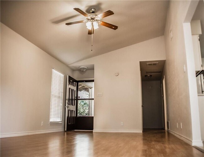 Building Photo - 1423 W Braker Ln