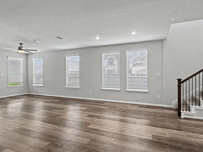 Building Photo - Modern New Braunfels Home with Flexible Upstairs Living Spaces