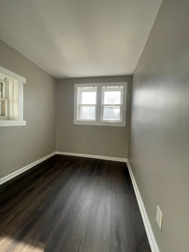 Building Photo - 2 bed, 1 bath home for rent in Waterloo