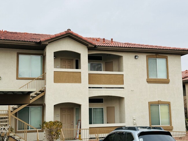 Building Photo - Beautifully Updated 3 bdrm, 2 bath condo a...