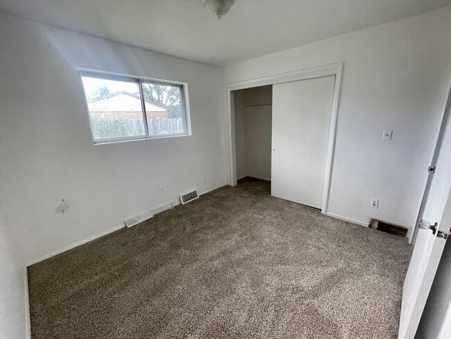 Building Photo - 2 Bedroom 1 Bedroom House - Location Locat...