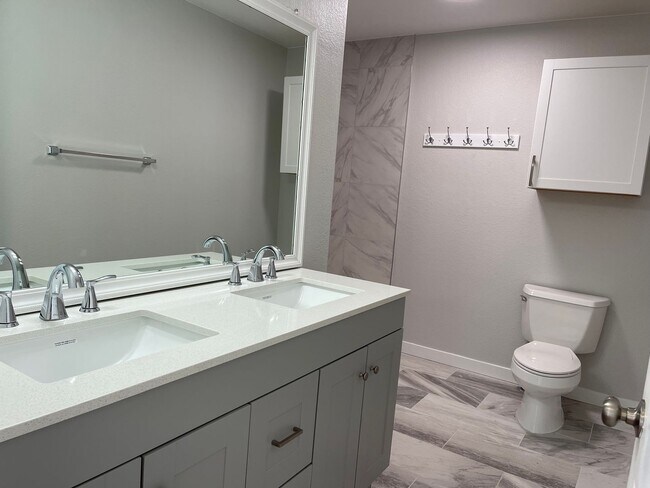 Building Photo - Duplex with 5 Bedroom & 4 Baths