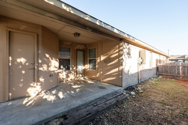 Building Photo - Spacious 4-Bedroom Home with Private Fenced Yard in Fort Worth