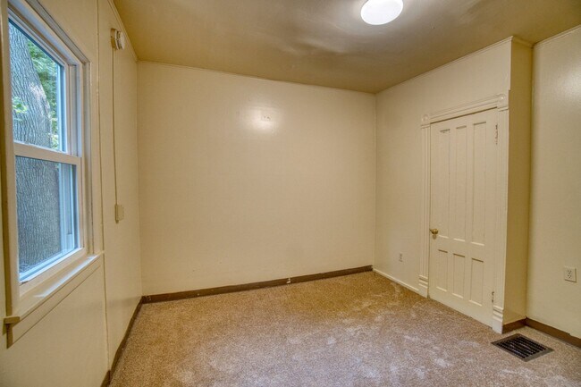 Building Photo - 129 Dell St