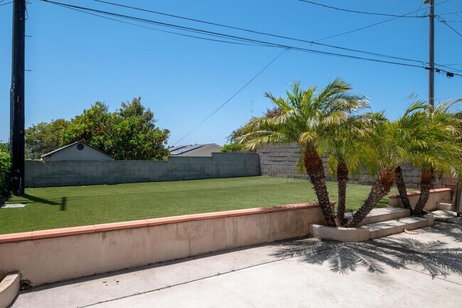 Building Photo - Stunning 4 bed, 4.5 bath home located on a quiet and highly desirable street in Redondo Beach