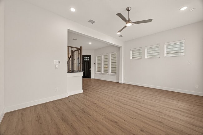 Building Photo - 910 W 21st St