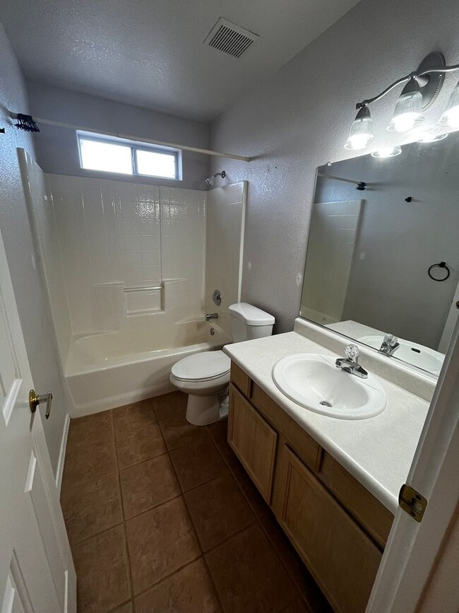 Building Photo - 3 Bedroom - 2 Bath - POOL HOME