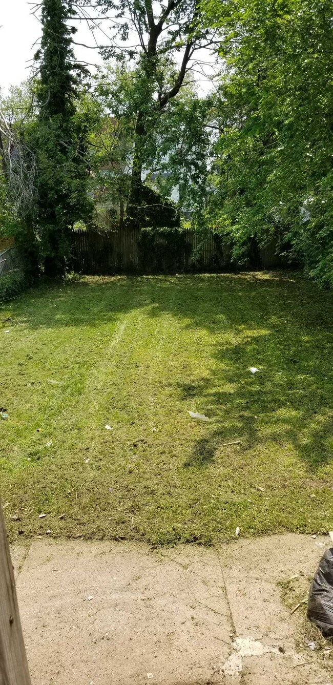 Building Photo - 196 Frank St