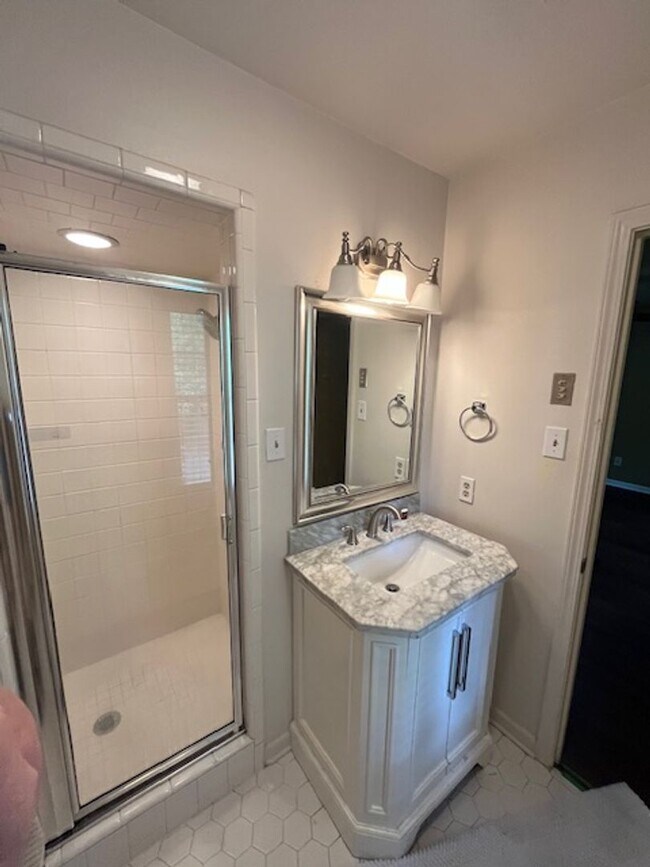 Building Photo - Elegant Colonial Style 2 Bedroom 2 and a half Bathroom Townhome in Little Rock
