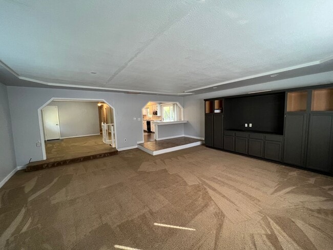 Building Photo - 4 Bed 3 Bath Large lot by Milford lake. Al...