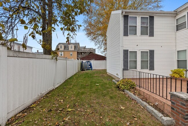 Building Photo - 56 Central St