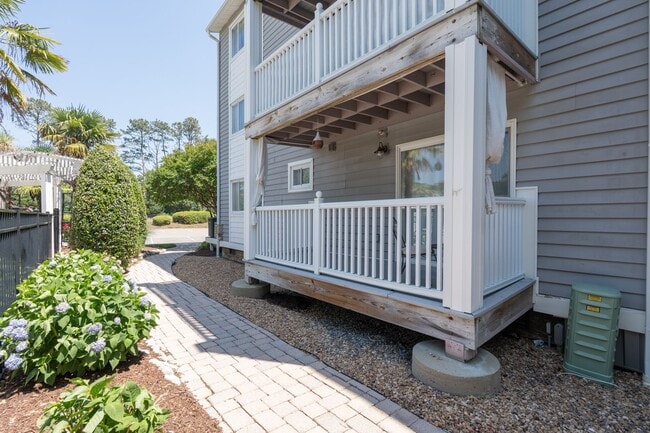 Building Photo - MOVE IN READY 2-bedroom in Virginia Beach!