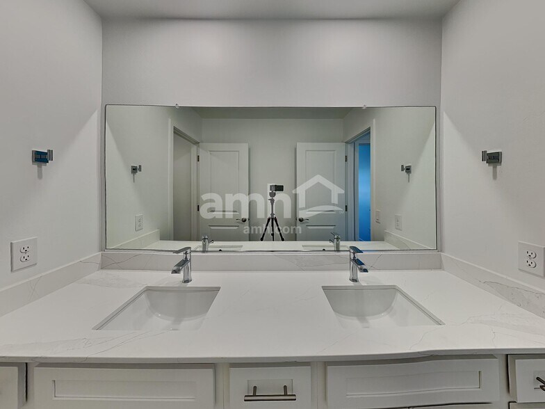 Building Photo - 6179 W Calle Lingo