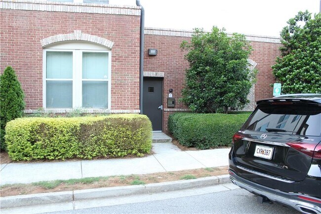 Building Photo - 901 Abernathy Rd NE