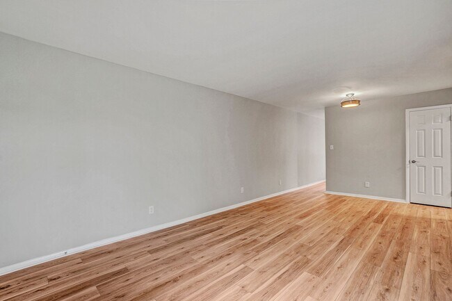 Building Photo - 2 Bed 1.5 bath Condo - Close to UNC!  Beautifully Renovated! $500 off first month's rent!