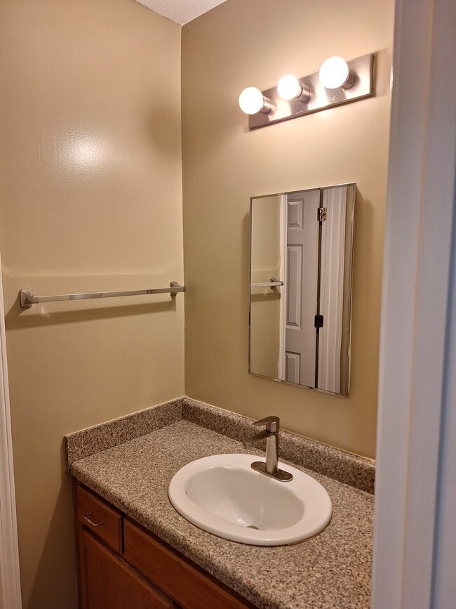 Building Photo - 994 N Findley St