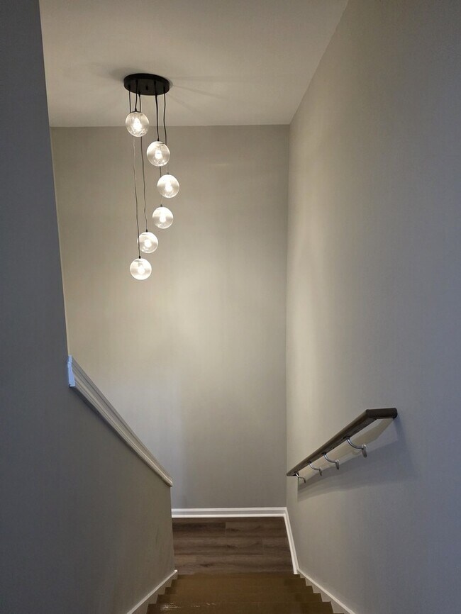 Building Photo - Welcome to your Gem Home!