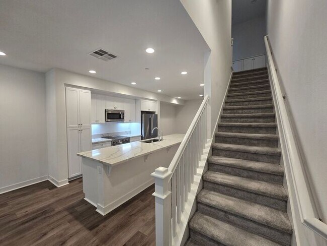 Building Photo - Modern Oceanside Home with Spacious Layout in a Desirable Community