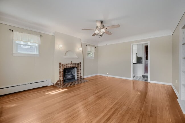 Building Photo - Charming 1bed/2bath Home with Lowel Level Bonus Room in West Seattle!