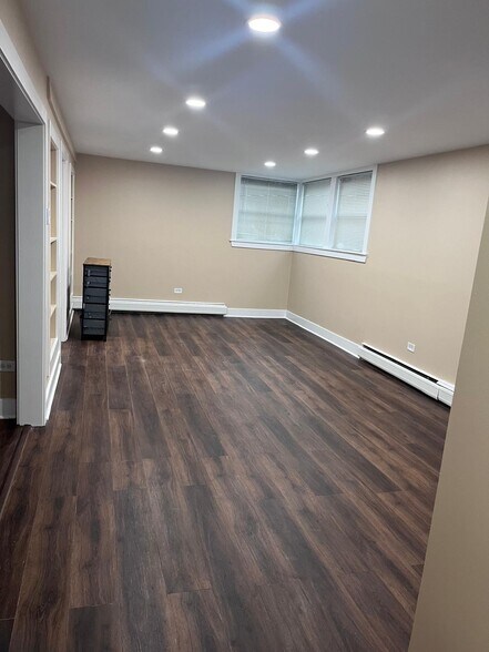 Living room without furniture - 6462 N Lehigh Ave