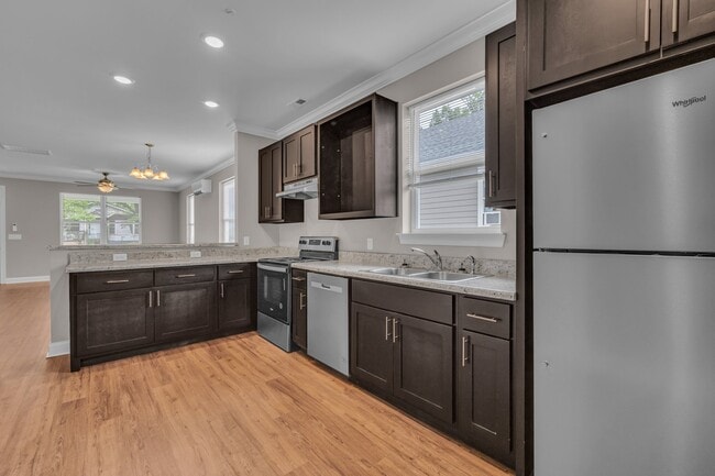 Building Photo - 702 Moore St