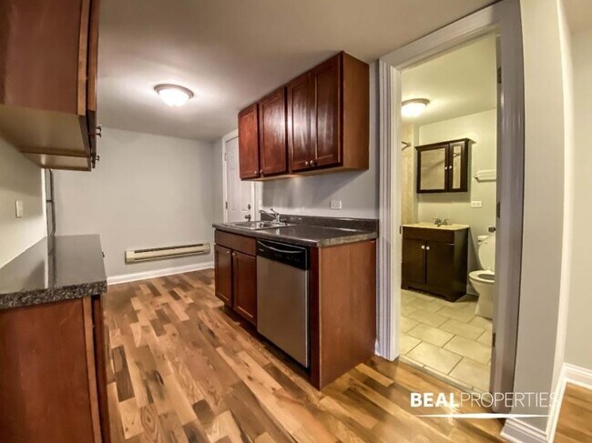 Building Photo - 1 bedroom in CHICAGO IL 60640