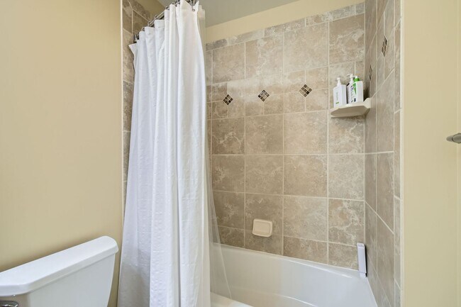 Building Photo - 2-BDR Retreat with Rooftop Pool & Gym