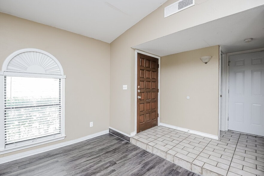 Building Photo - 7609 Xavier Dr