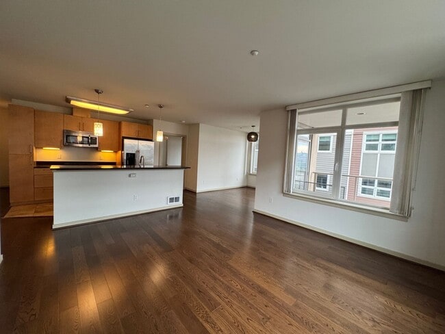 Building Photo - Spacious 2 bed 2 bath, 1000+ sq ft. condo on Market St in Ballard