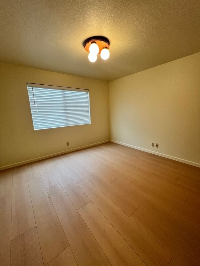 Building Photo - Grand Ave Barakat