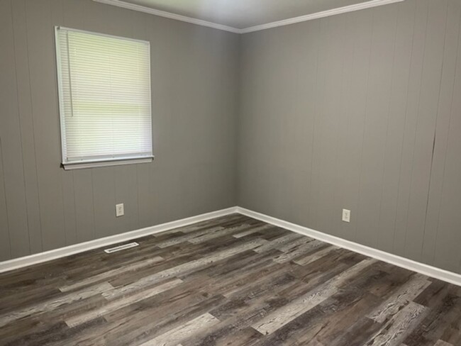 Building Photo - 3 bed, 2 full bath home located in Ashebor...