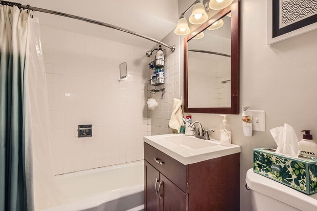 Building Photo - 644 W Arlington Pl