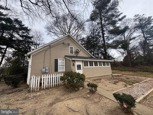 Building Photo - 491 N Latham St