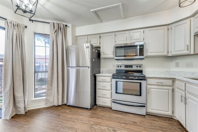 Building Photo - 2634 Encina Dr