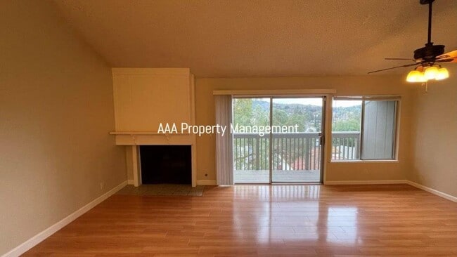 Building Photo - Beautiful 4 bedroom 2.5 bath townhome w/ v...