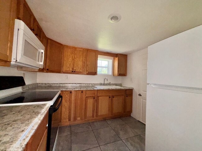 Building Photo - 1/1 Upper Duplex Available