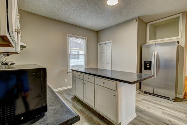 Building Photo - 64 Burton St